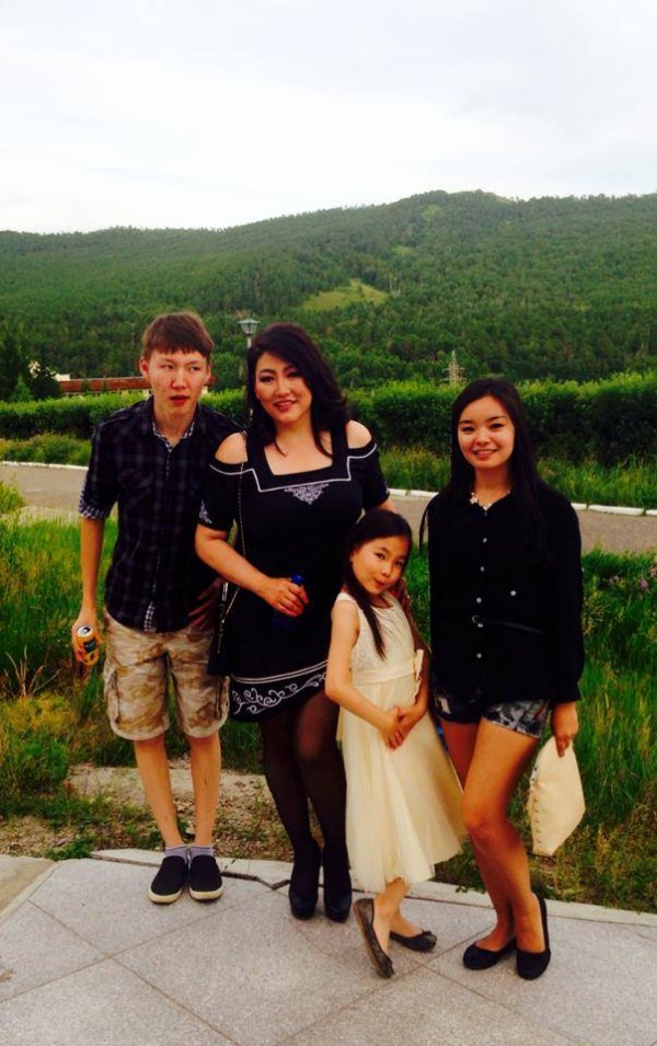 МУГЖ, дуучин Б.Сарантуяагийн гэр бүлийн шинэхэн зурагнаас